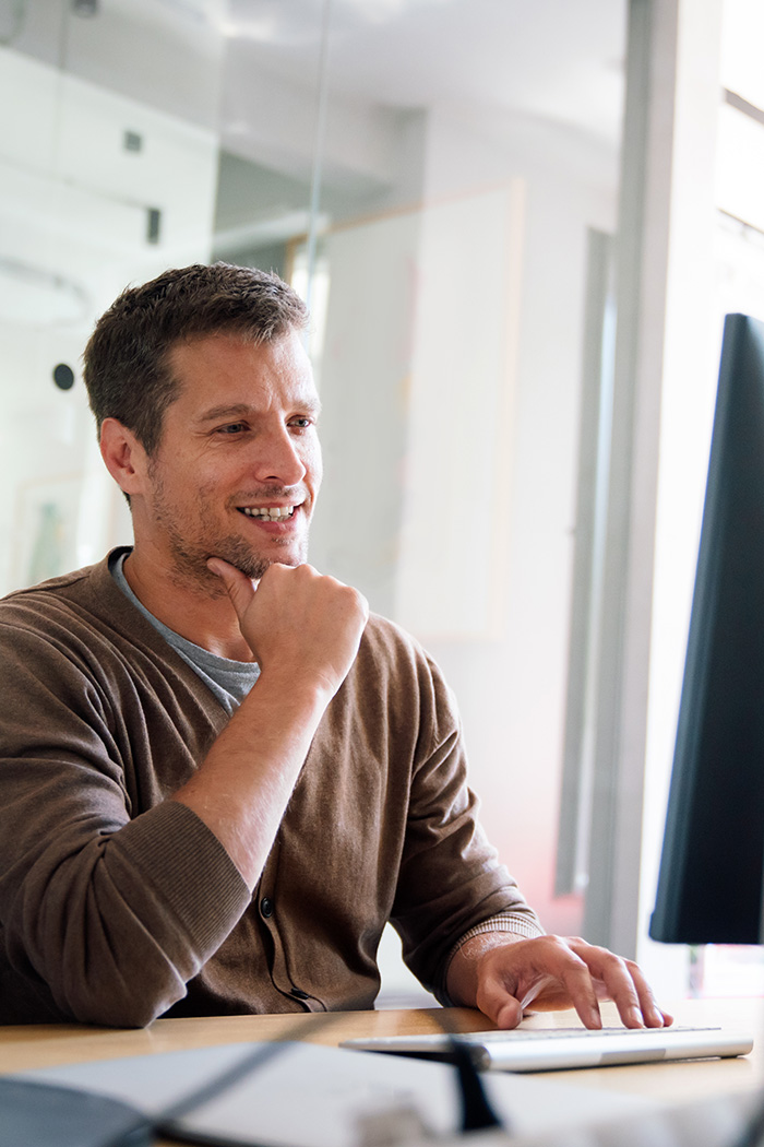 Mann arbeitet am Computer